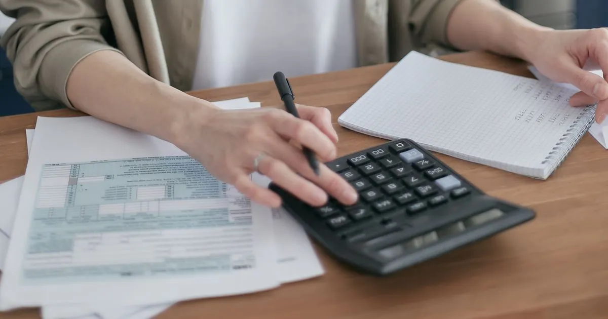 Documentos tributarios sobre un escritorio