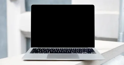 Notebook sobre un escritorio limpio