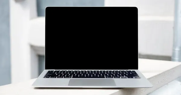 Notebook sobre un escritorio limpio