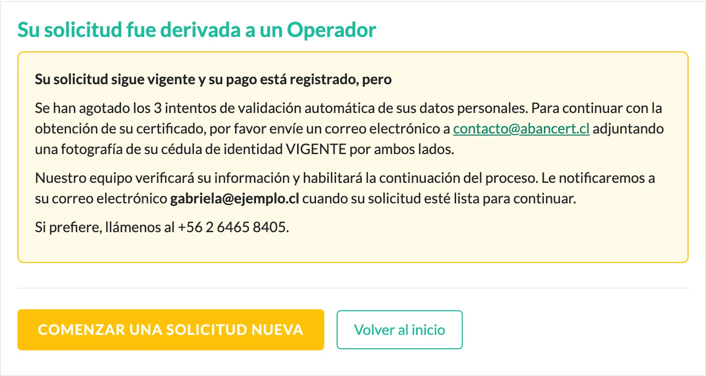 Pantalla «Su solicitud fue derivada a un Operador»: la solicitud sigue vigente y el pago registrado, y se pide enviar una fotografía de la cédula vigente por ambos lados a contacto@abancert.cl